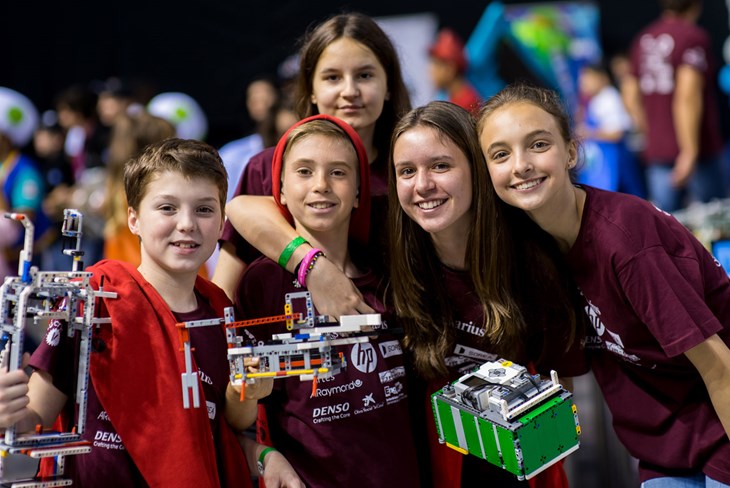 FIRST LEGO League Challenge Team mit Roboter
