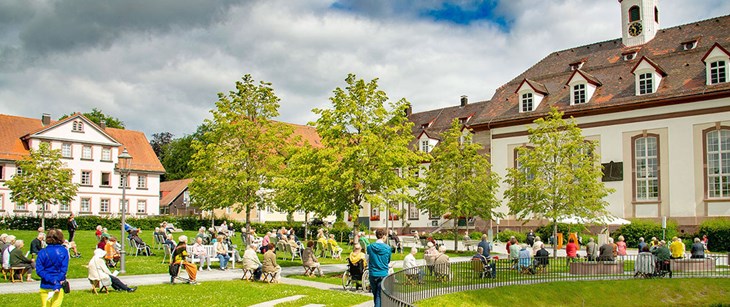 Evangelische Brüdergemeine Königsfeld KdöR Bild: Gottesdienst vor dem Kirchensaal auf dem Zinzendorfplatz · Foto: Jens Hagen