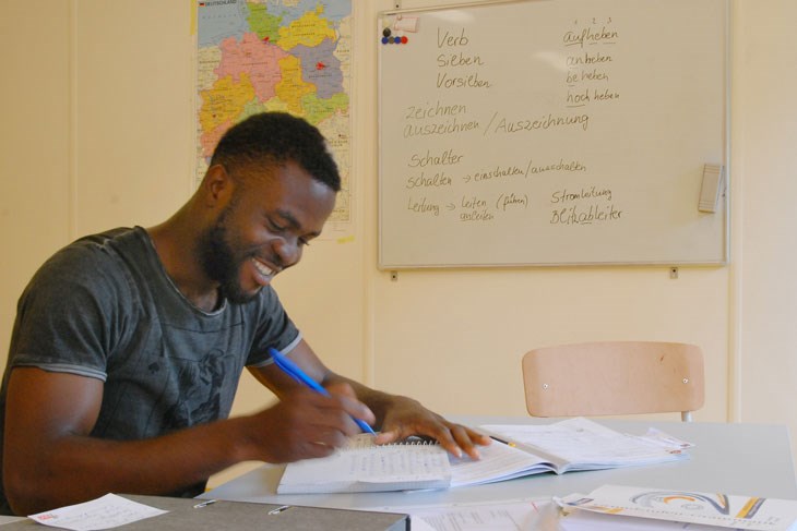 Junger Migrant lernt Deutsch