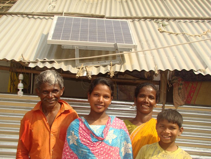 Solarpanel auf dem Dach eines Hauses in Bangladesch