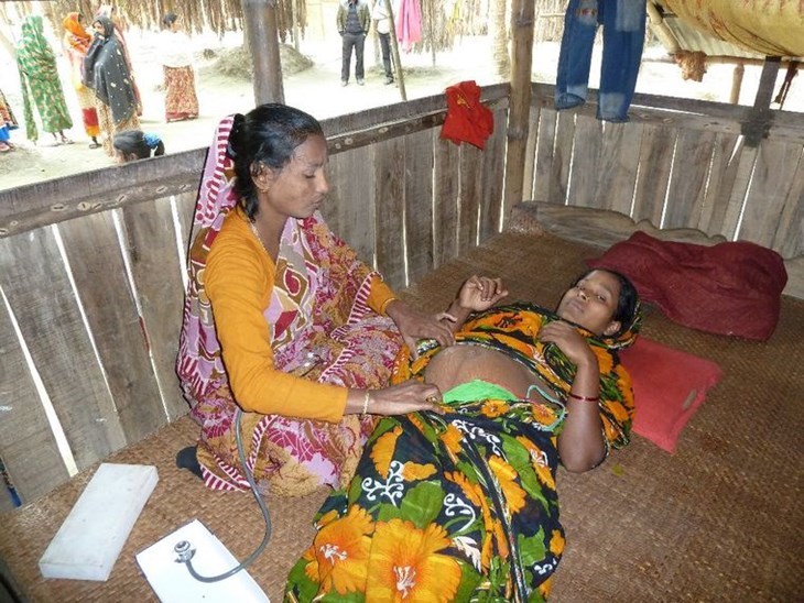 Bangladesch: Hebamme untersucht eine schwangere Frau
