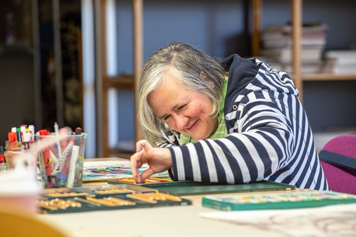Konzentriertes Arbeiten im Atelier - auch mit Sehbehinderung