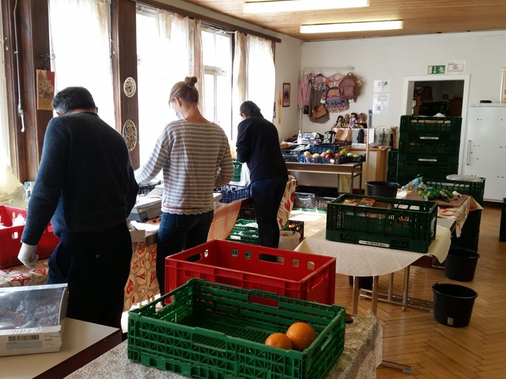 In Ulm helfen junge Engagierte beim Packen von Lebensmittelpaketen für Bedürftige
