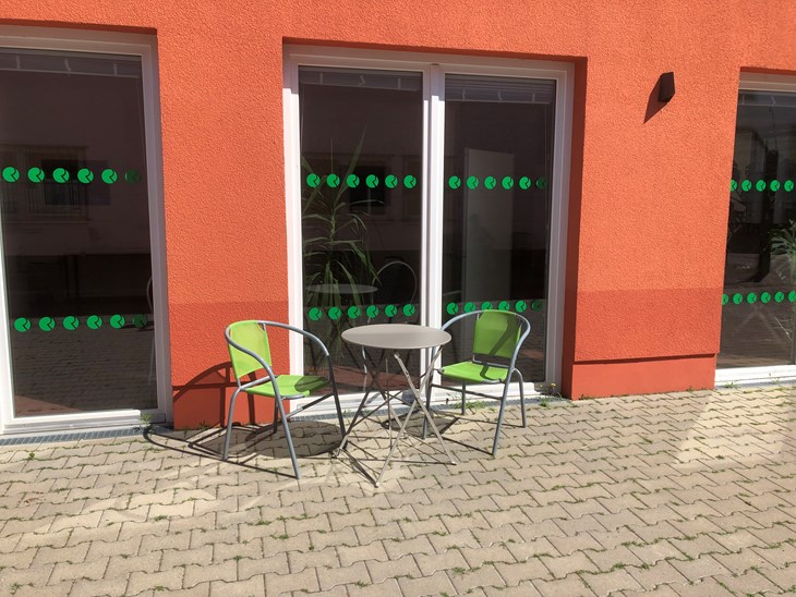 Deutsche Rheuma-Liga Berlin e.V.  Bild: Café - Außenbereich