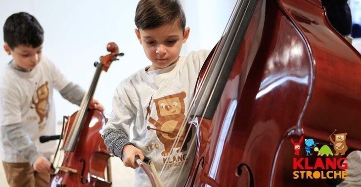 Ein Klangstrolch-Kind beim Musizieren