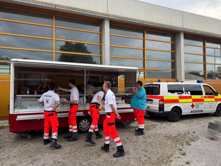 Bayerisches Rotes Kreuz, KV Deggendorf Bild: Verpflegungseinsatz an der Zugstrecke Straßkirchen 2025