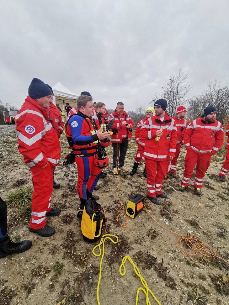 Bayerisches Rotes Kreuz, KV Deggendorf Bild: Unsere Ehrenamtlichen bei einer praktischen Wasserrettungsübung in Osterhofen