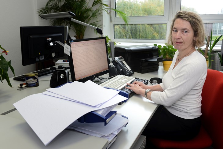 Christine Günzel ist Redakteurin des Tagesnachrichtenblattes für Taubblinde und selber blind.