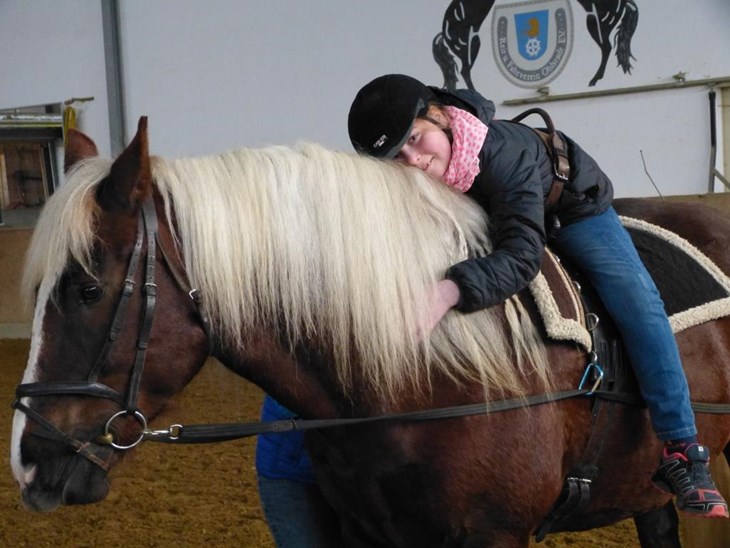 Hippotherapie für rheumakranke Kinder