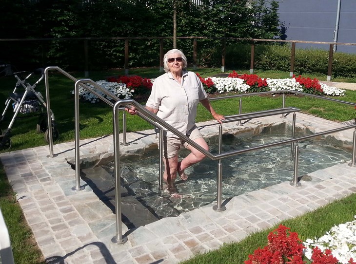 Dame im Kneipbecken