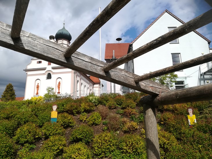 Die rissigen Sprossen zum Klettern
