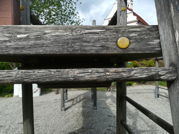 Die spröden Sprossen zum Klettern und Hangeln