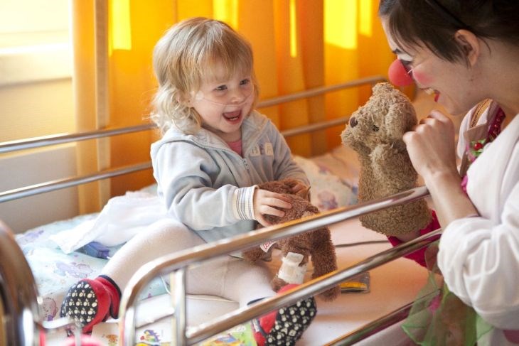 Fröhliche Clowns-"Visite" bei kranken Menschen