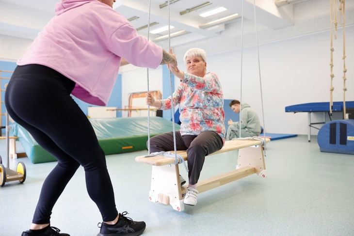 Deutsches Taubblindenwerk Gemeinnützige Gesellschaft mit beschränkter Haftung Bild: Training von Kraft und Ausdauer unter fachlicher Anleitung